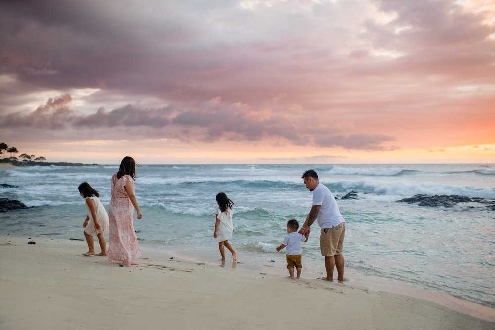 stunning sunset by Hawaii family photographer