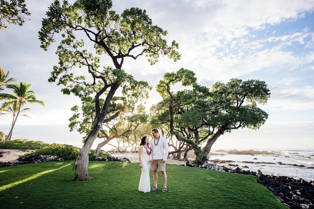 beautiful photo of the newlyweds at the Hawaii beach