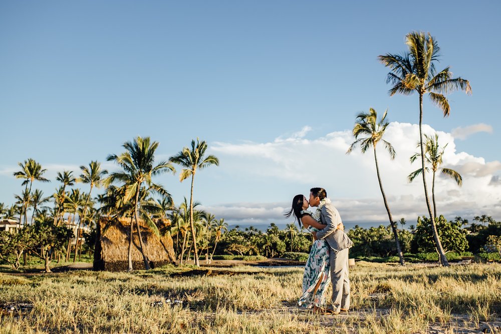 couple kissing at Mauna Lani during sunset