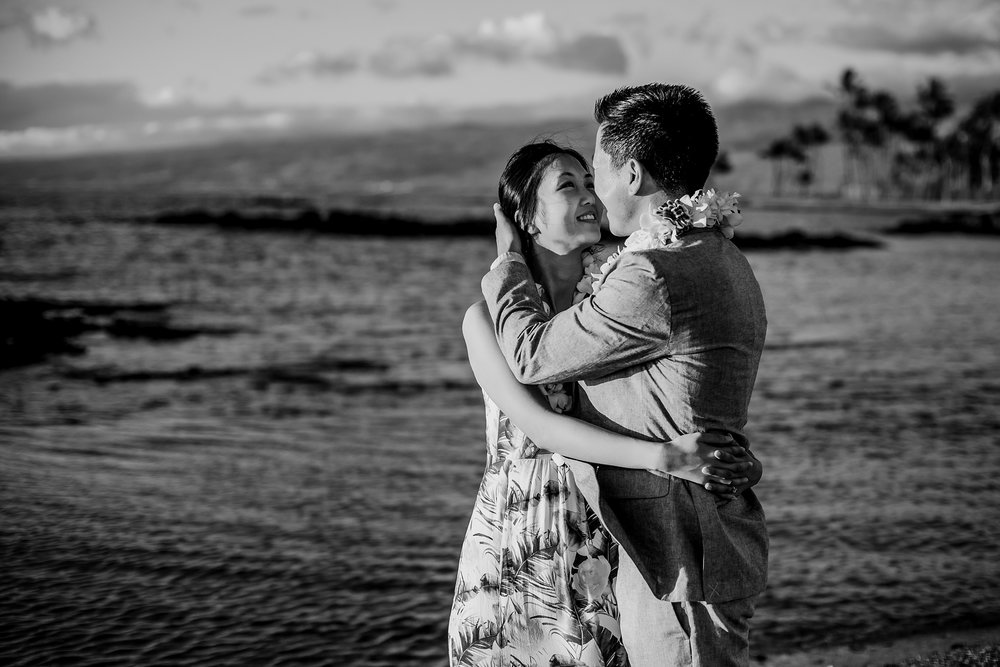 B/W Hawaii sunset elopement photography