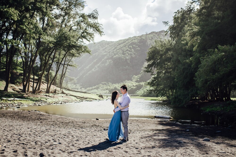 romantic engagement photo at Pololu valley