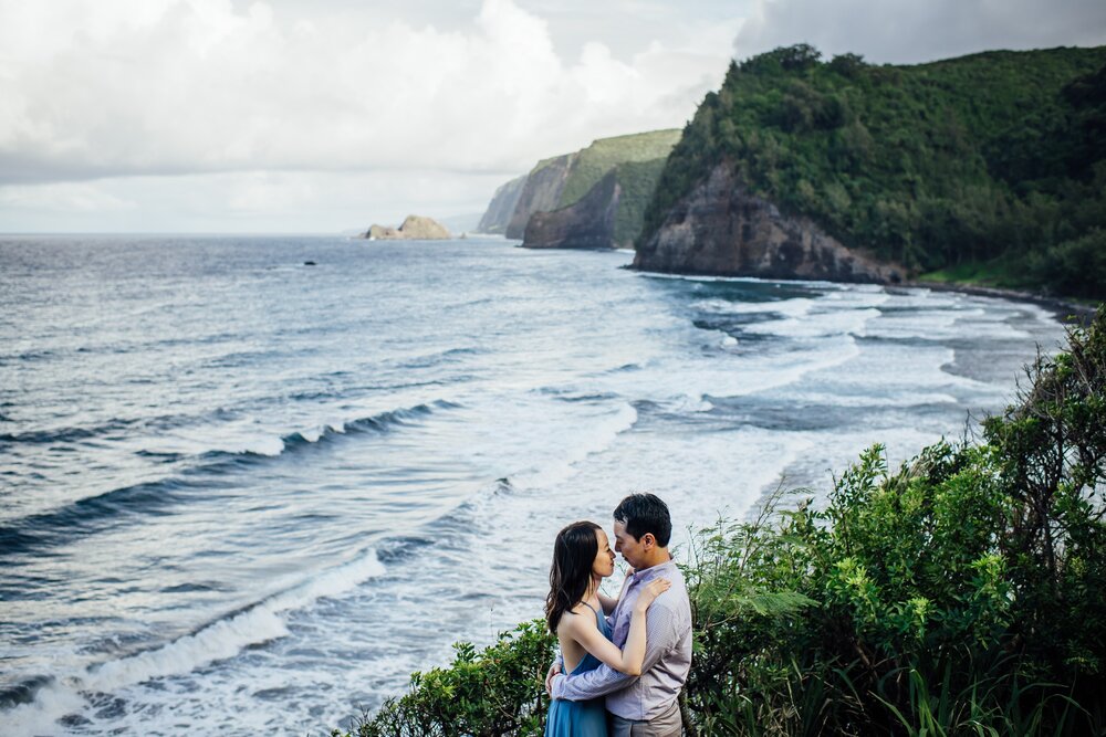breathtaking engagement photo at Pololu Valley outlook