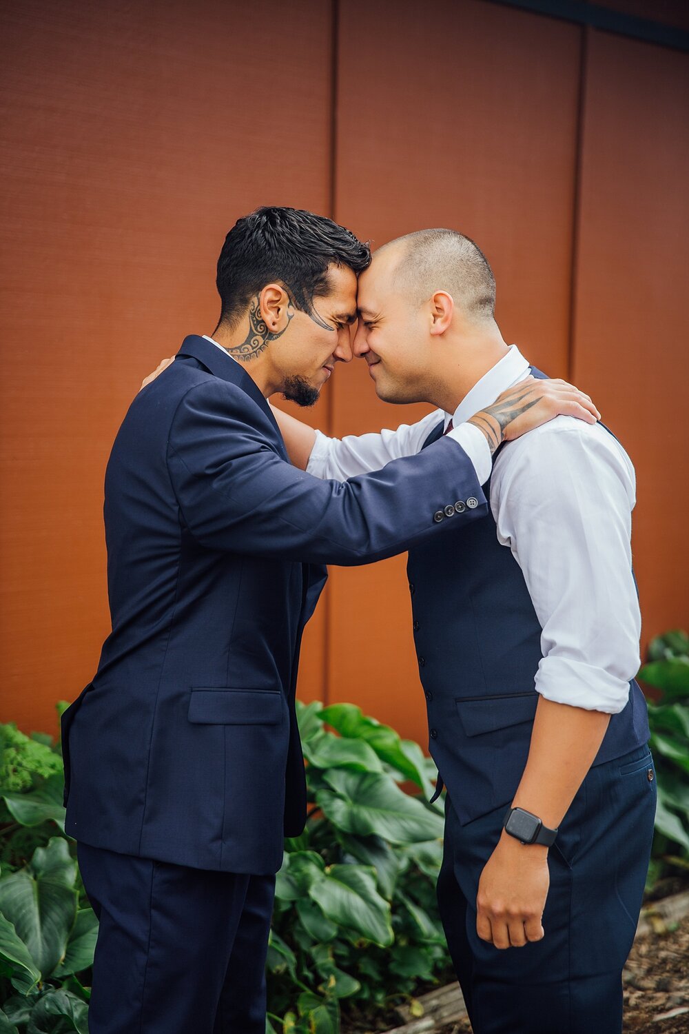 Hawaiian greeting between the groom and groomsman