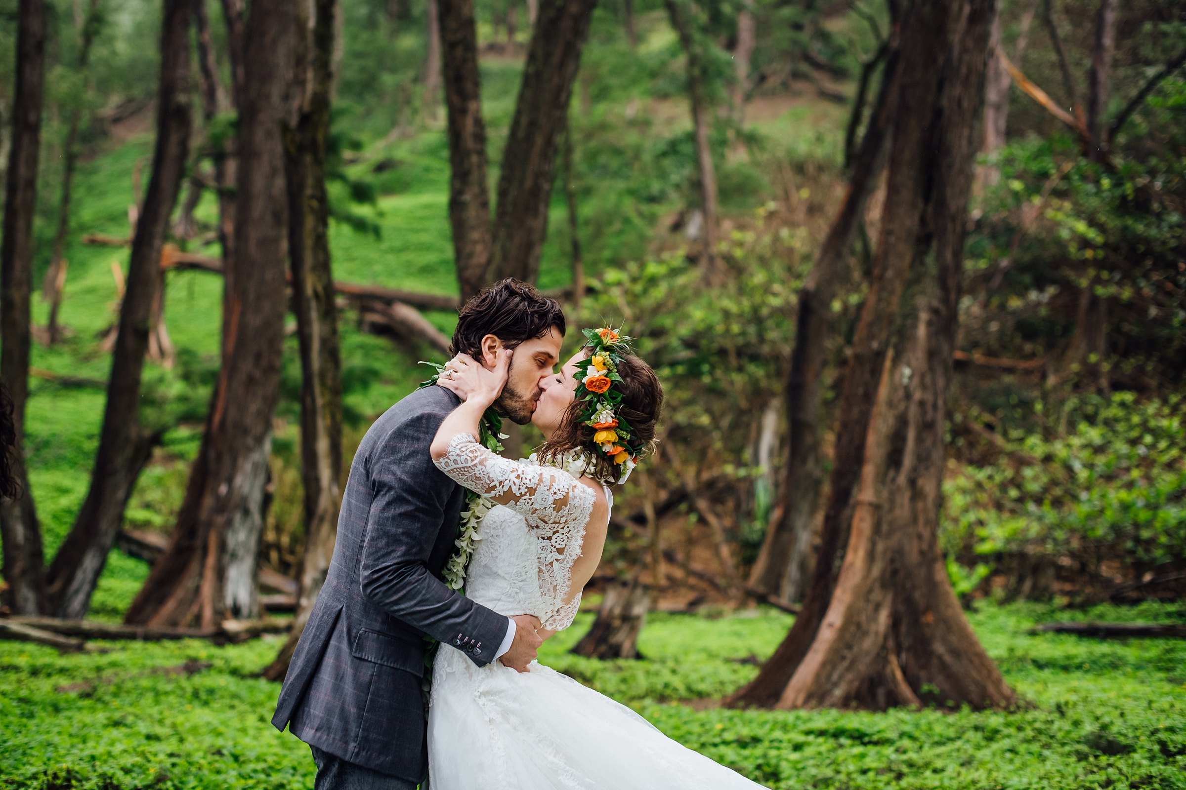 wedding kiss in pololu valley elopement