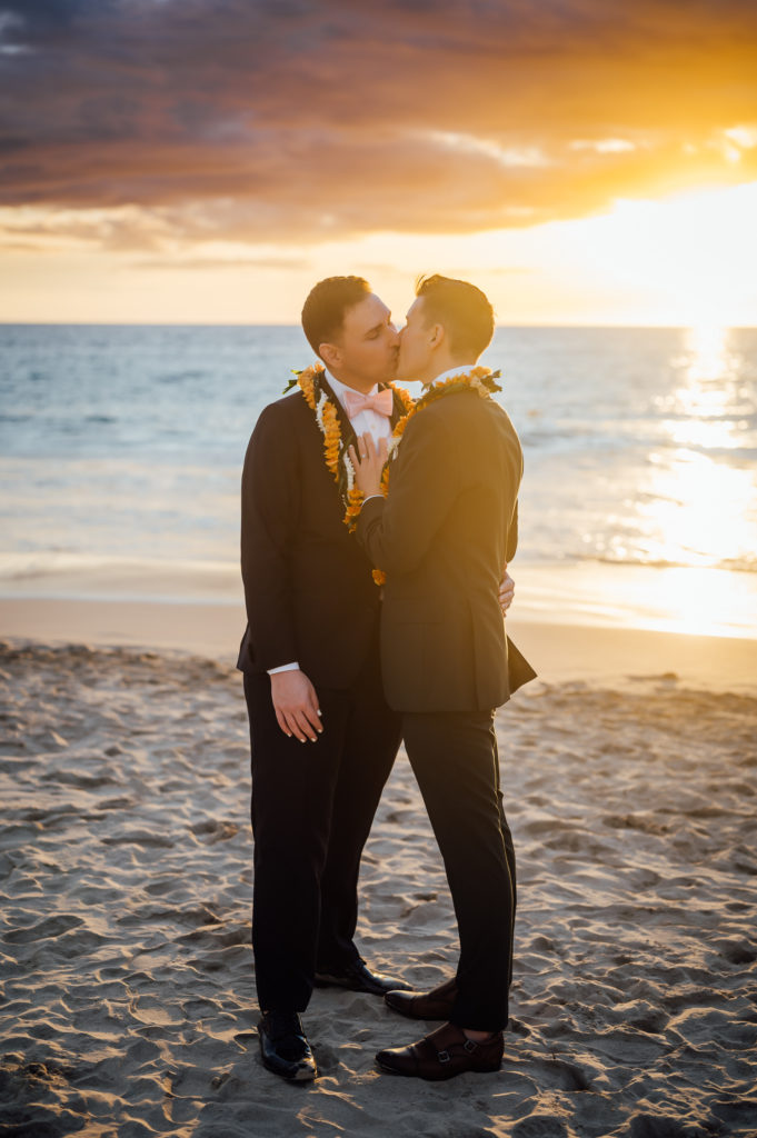 wedding couple kissing during the Big Island golden hour