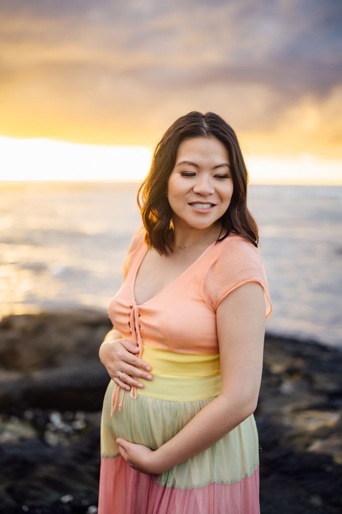 glowing mom-to-be at the beach by Kona photographer