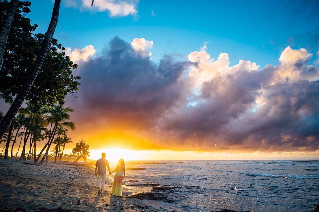 breathtaking sunset during a maternity session by Kona Hawaii photographer