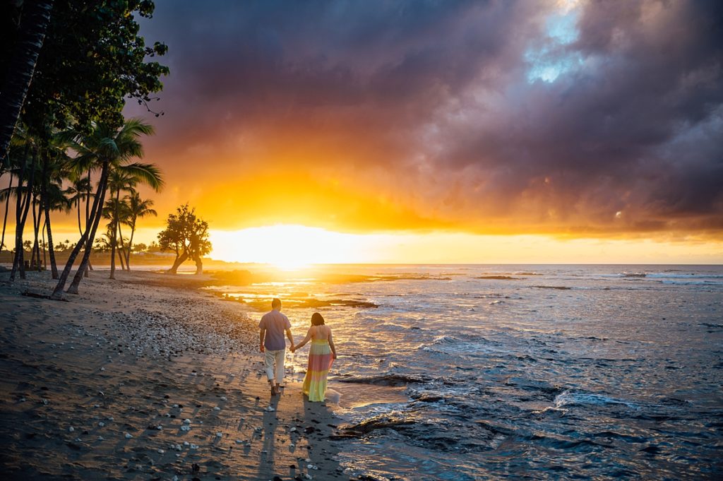 breathtaking sunset during a maternity session by Kona Hawaii photographer