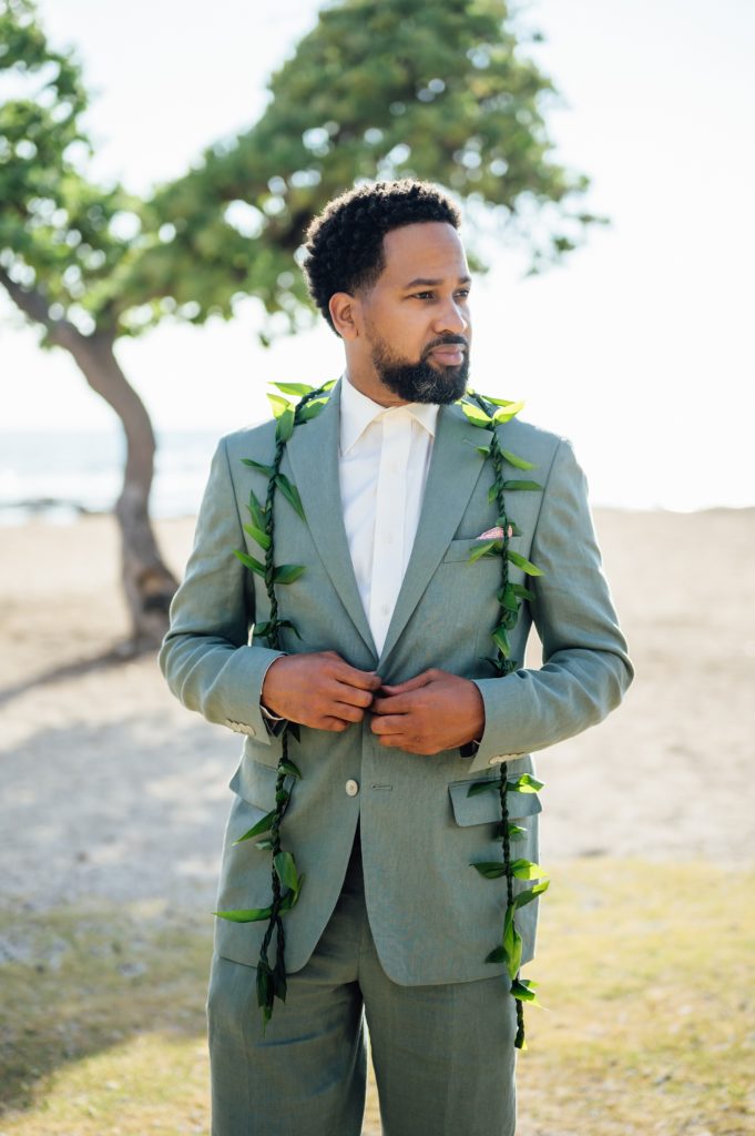 dashing groom by Hawaii wedding photographer