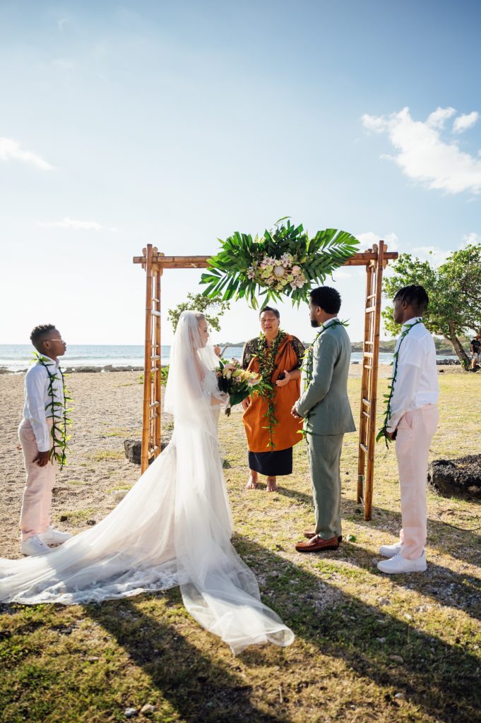 Hawaii wedding ceremony by photographer