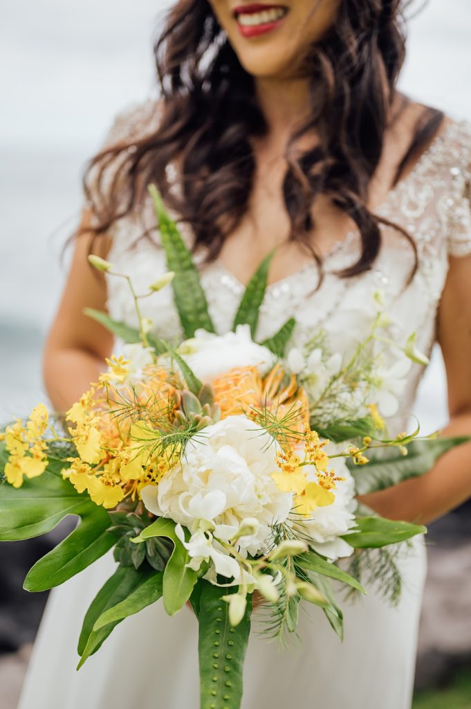 yellow and white hues for the bride's wedding bouquet