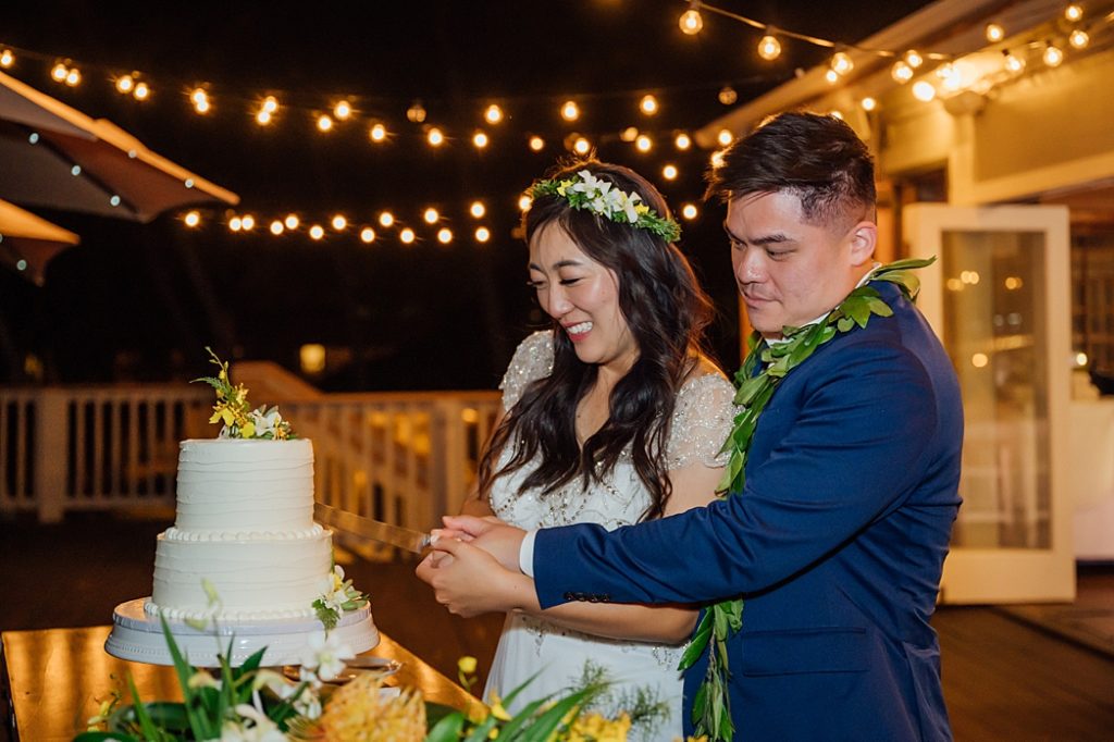 newlyweds slicing their wedding cake 