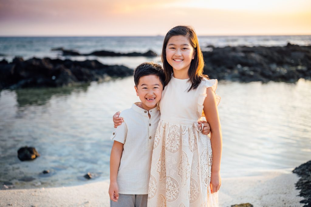 happy siblings at the beach by Kona photographer