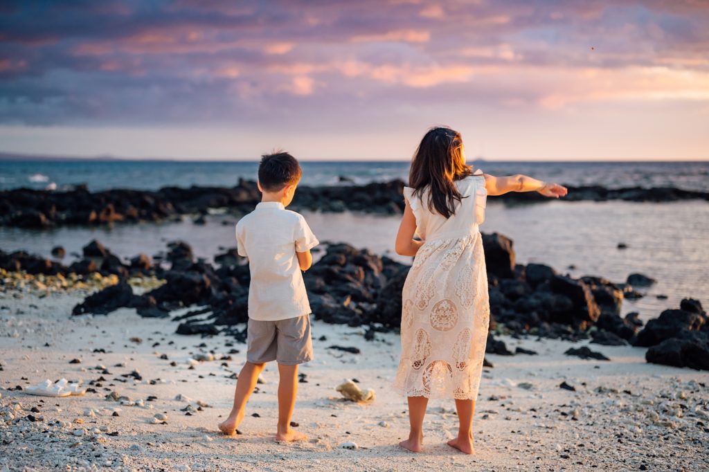 siblings having fun at the beach during their Hawaii trip