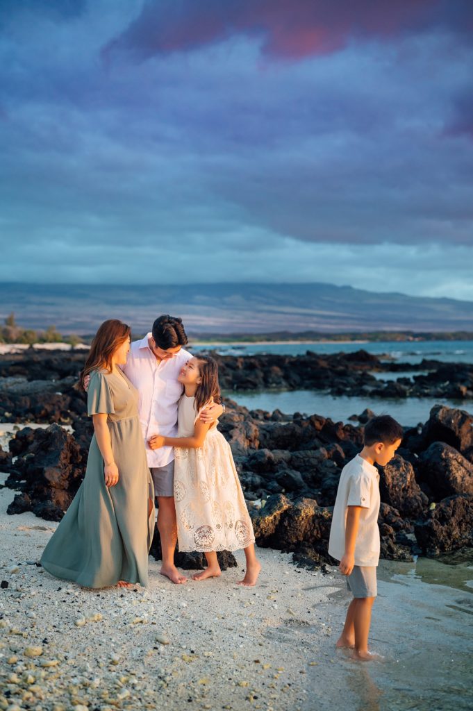 candid moments of the family at Kona beach by photographer