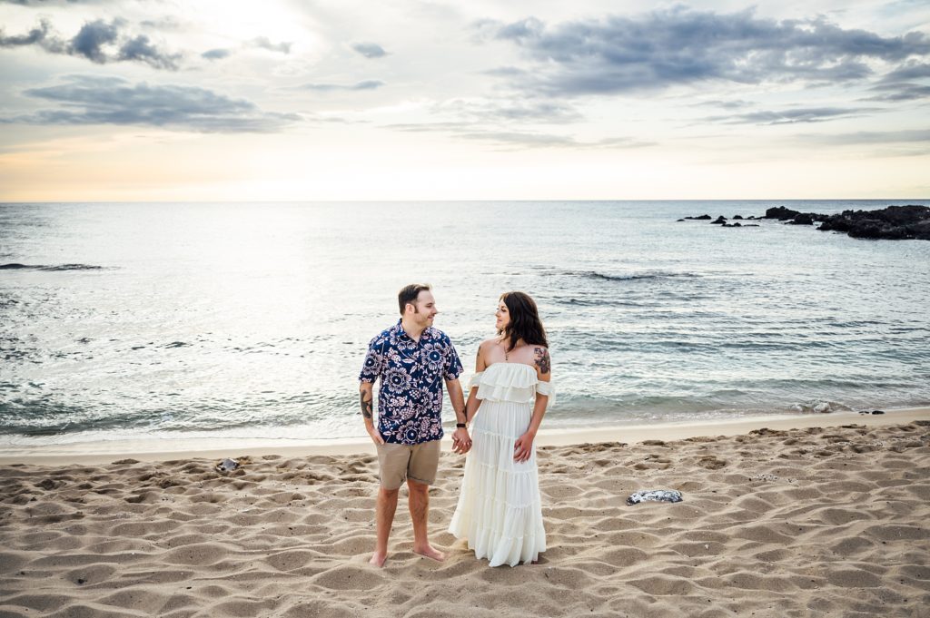 couple holding hands at Kukio by Big Island photographer
