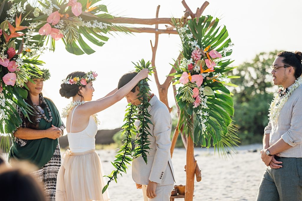 bride putting the leis on to the groom